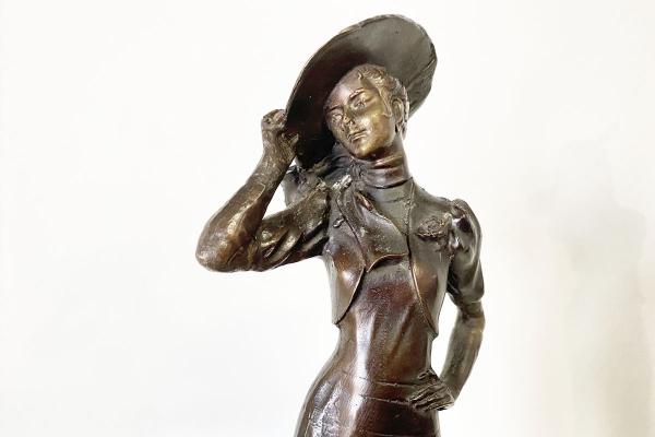 Bronzefigur Dame mit Hut